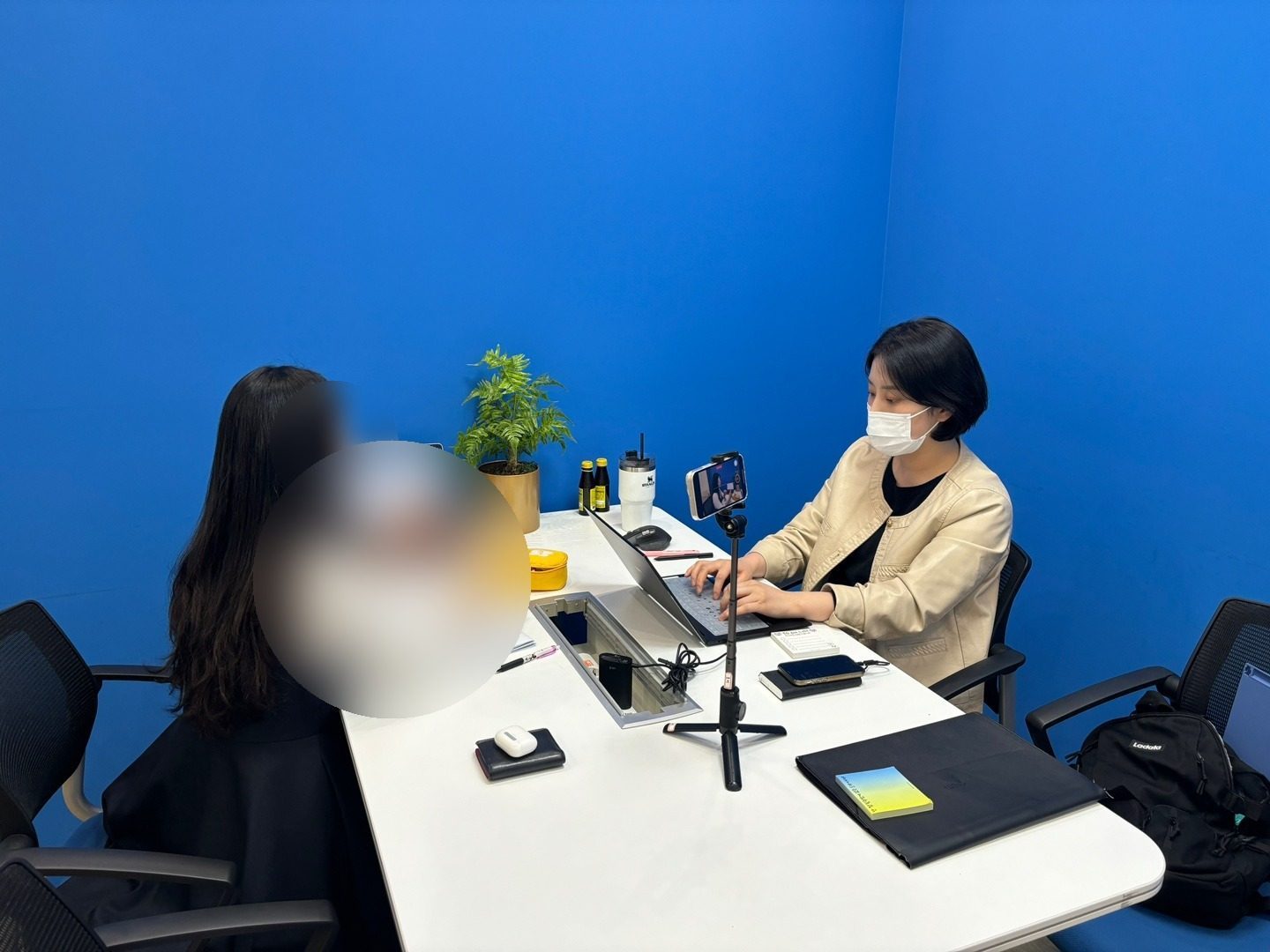 1:1 면접 코칭을 진행하는 모습